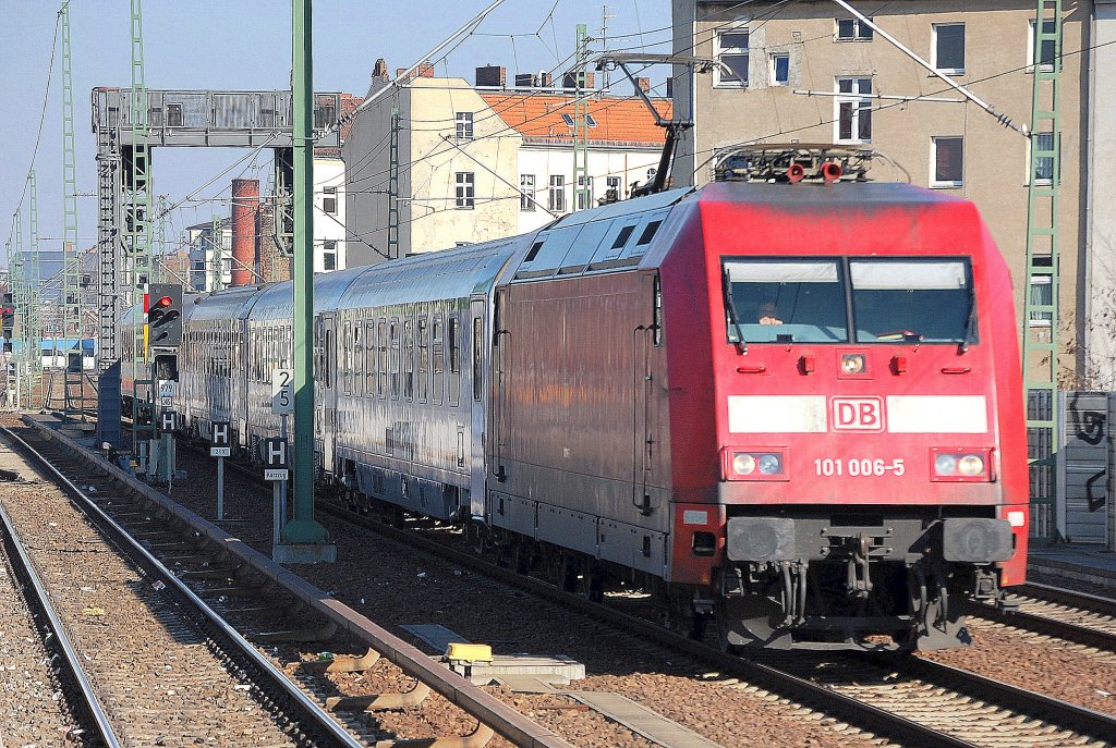 101 006-5 mit der Berlin-Warschau Express Zuggarnitur als PbZ Richtung Berlin-Grunewald, 03.03.11 Berlin-Wedding.