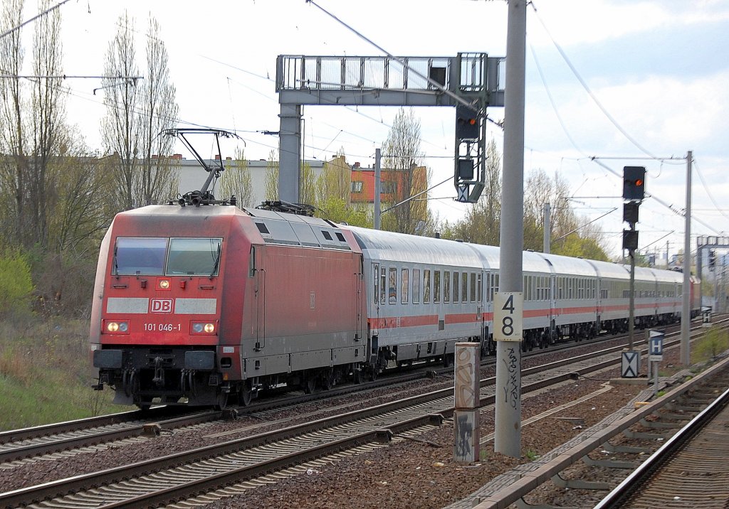 101 046-1 mit IC Zuggarnitur, 15.04.11 Berlin-Pankow.