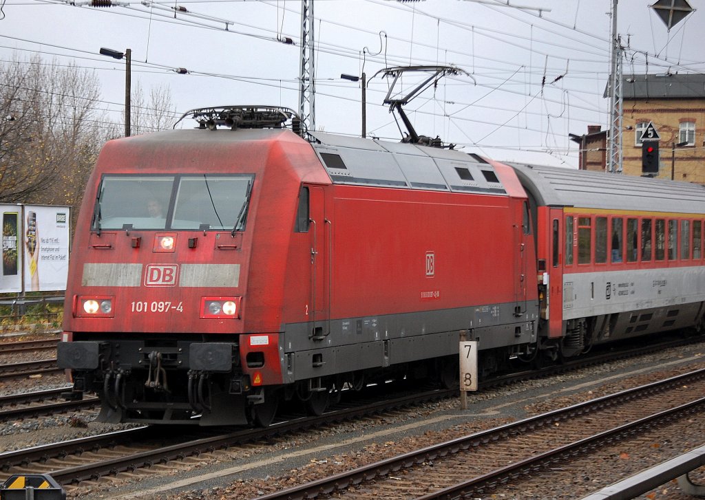 101 097-4 mit den tschechischen EC-Wagen Richtung Berlin-Rummelsburg, 11.11.10 Berlin Greifswalder Str. 