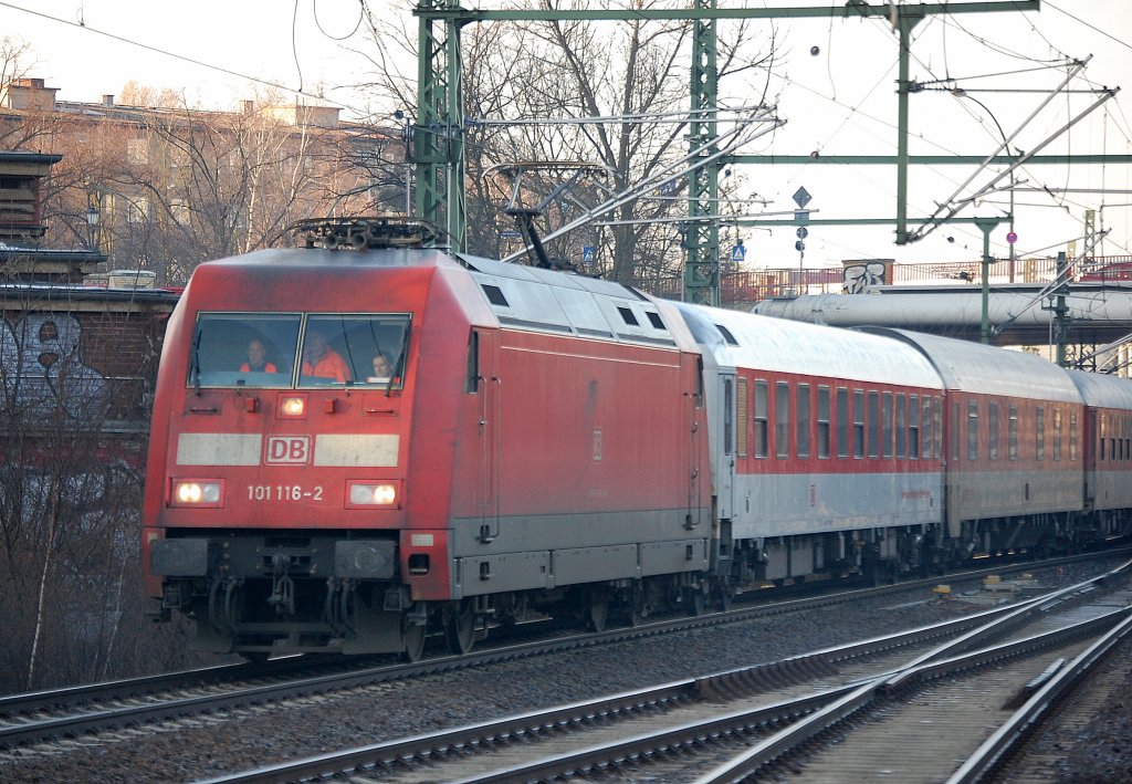 101 116-2 mit PbZ aus DB Nachtzugwagen bestehend Richtung Berlin-Lichtenberg, 17.01.11 Berlin-Gesundbrunnen.