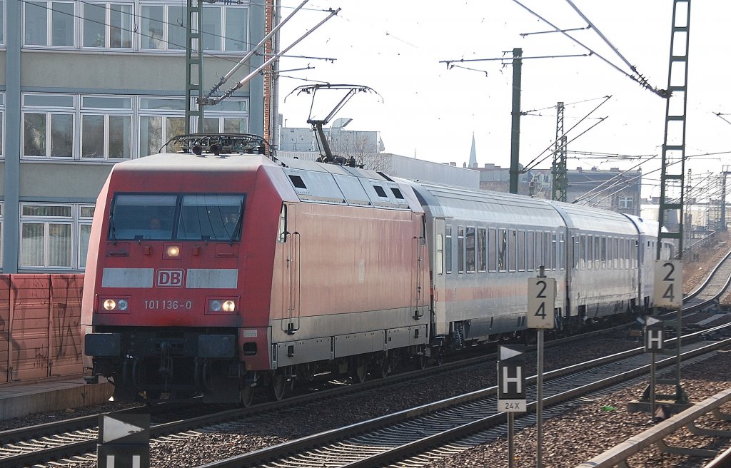 101 136-0 mit PbZ (Berlin-Warschau-Express Zuggarnitur) Richtung Berlin Lichtenberg, 05.03.12 Berlin-Wedding.
