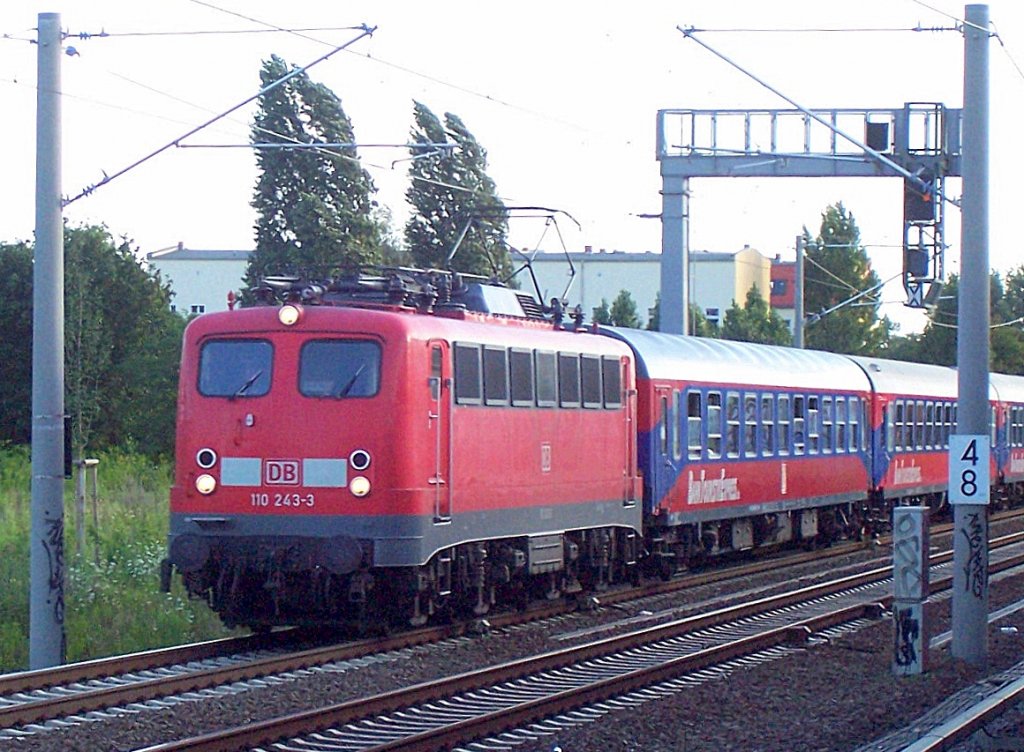110 243-3 mit einem BahnTouristikExpress (Kreuzfahrersonderzug) im Jahr 2007 Richtung Berlin-Blankenburg nach Warnemnde. 