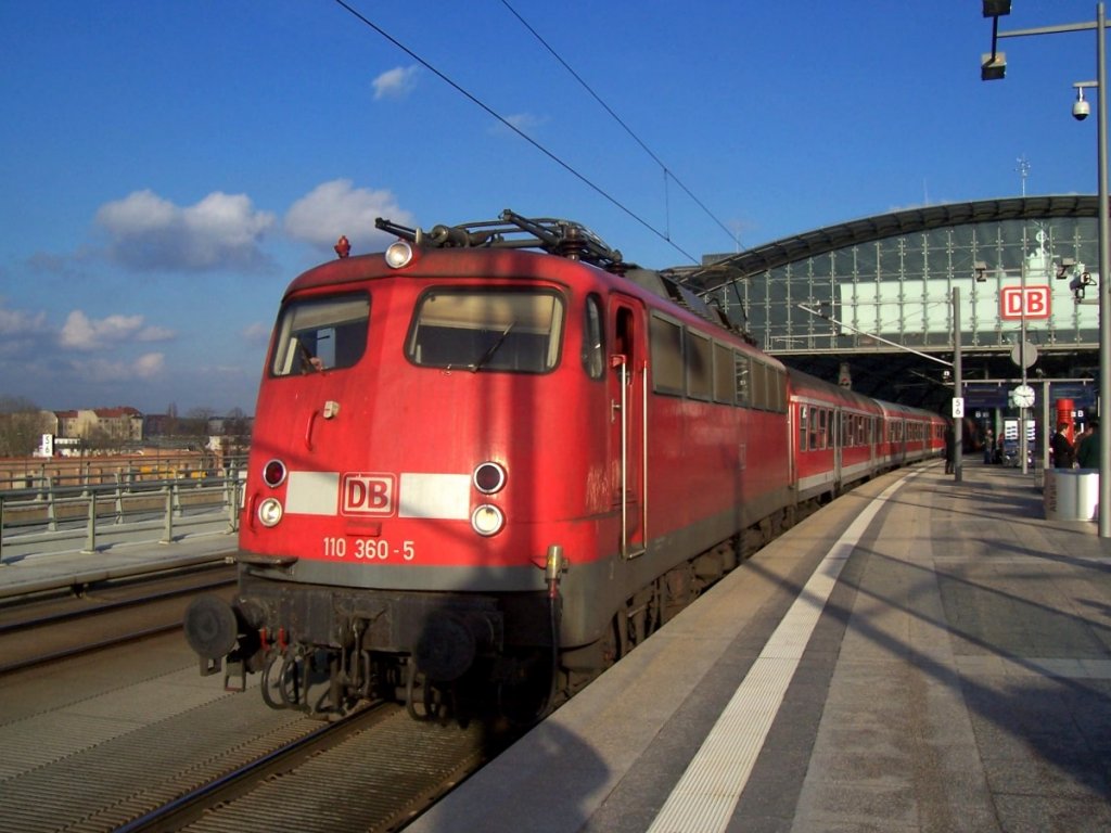 110 360-5 im Jahr 2006 mit Sonderzug im Berliner Hbf.
