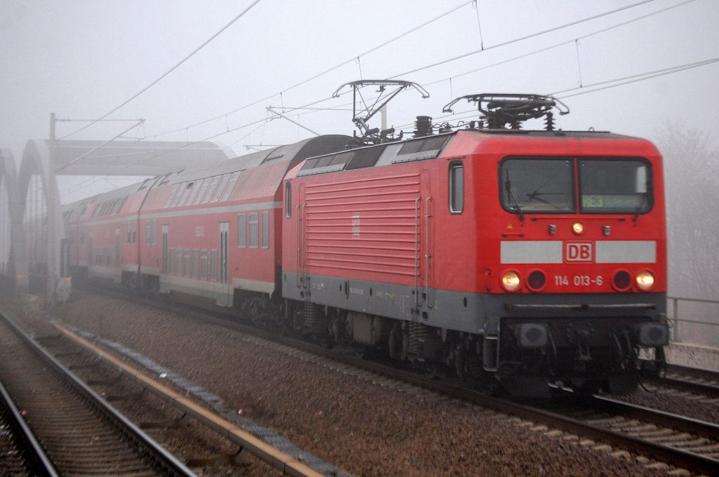 114 013-6 mit dem RE3 Richtung Elsterwerda in dichtem Nebel , nchster Halt Berlin Gesundbrunnen, 23.11.11 Berlin-Pankow. 