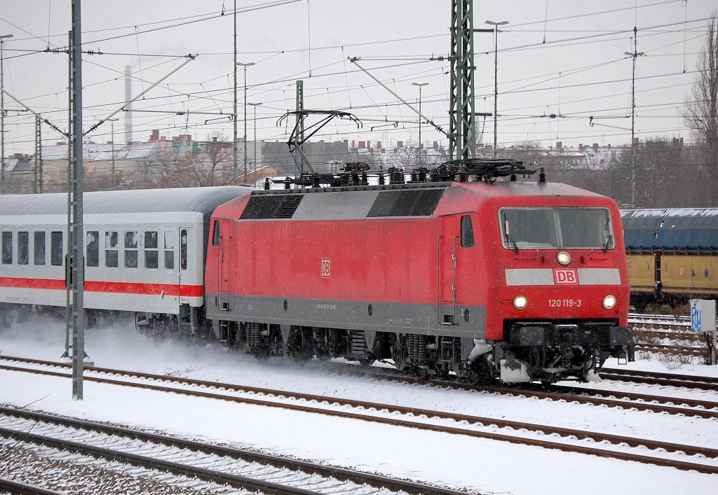 120 119-3 mit PbZ bestehend aus dem Berlin-Warschau Express Richtung Berlin Grunewald, 14.12.10 Berlin-Beusselstr.