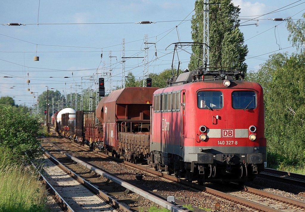 140 327-8 mit gemischtem Gterzug unterwegs, 04.06.10 Berlin-Karow.