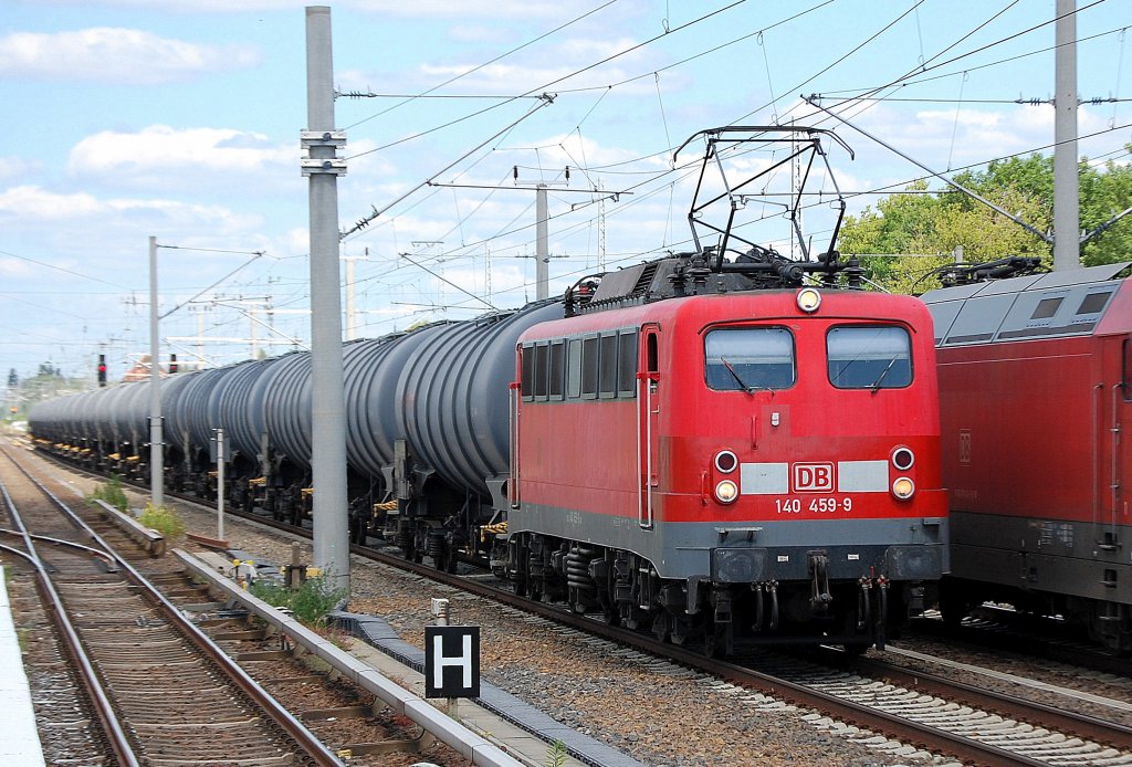 140 459-9 mit Kessewagenganzzug Richtung Berliner Innenring bei ungewhnlicher Zugdichte in Berlin-Blankenburg am 26.06.10