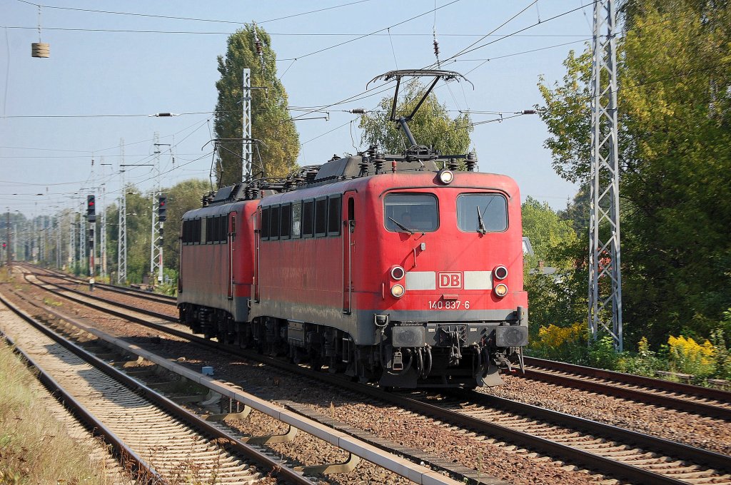140 837-6 + 140 791-5 als Doppeltraktion ohne Zug unterwegs, 03.09.11 Berlin-Karow.