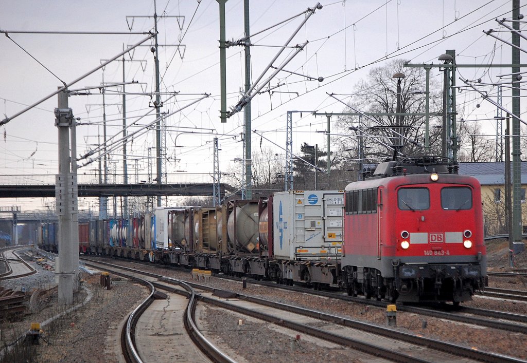 140 843-4 mit einem Containerzug bei der Durchfahrt im Bhf. Flughafen Berlin-Schnefeld, 05.02.11