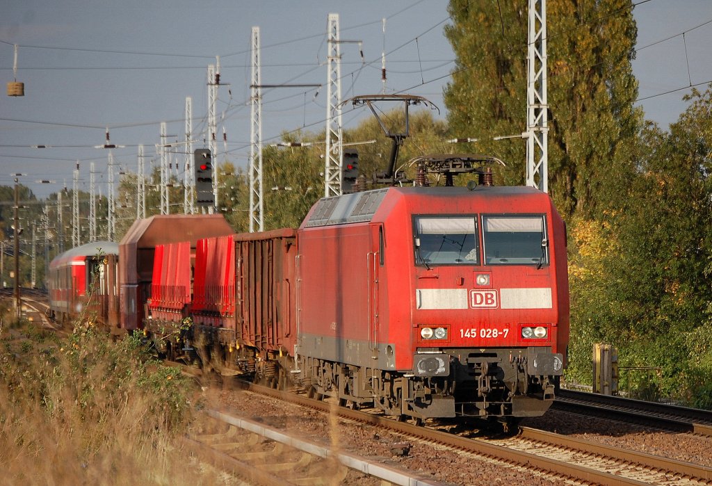 145 028-7 mit gemischtem Gterzug + zwei DB Regiowagen am Ende des Zuges am 02.10.12 Berlin-Karow.