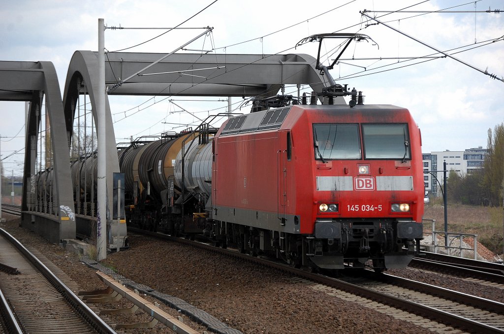 145 034-5 mit Kesselwagenzug Richtung Berlier Innenstadt, 23.04.12 Berlin-Pankow. 