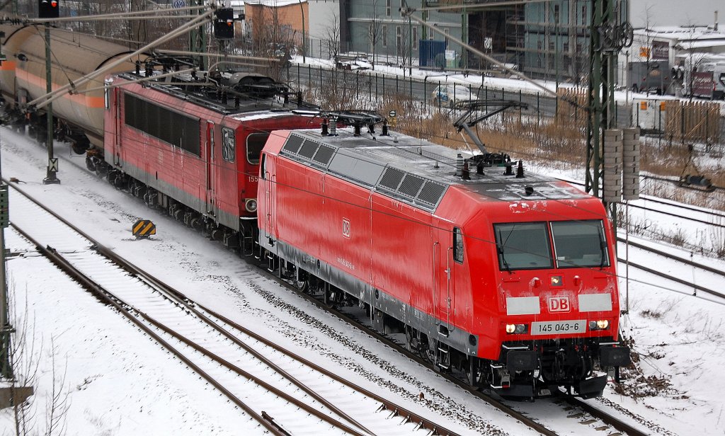 145 043-6 mit 155r am Haken mit einem Zug Kesselwagen Richtung Berlin-Wedding, 22.01.13 Berlin-Putlitzbrcke.