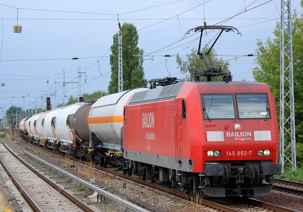 145 052-7 mit einem Zug aus Kessel-und Silowagen bestehend Richtung Karower Kreuz Berlin, 09.07.08 Berlin-Karow.