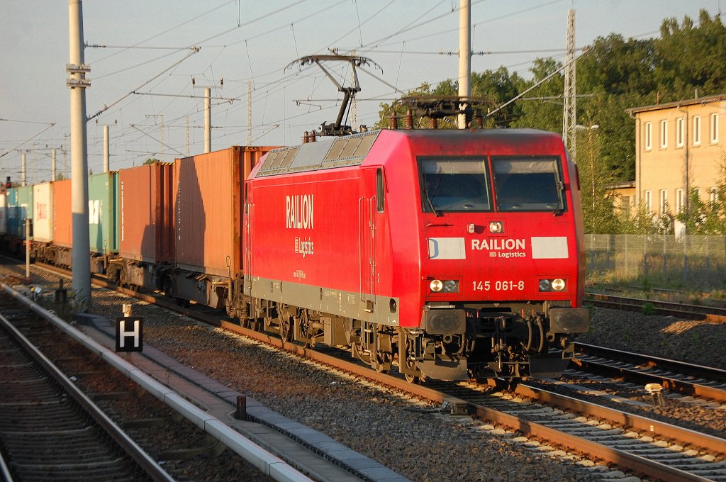 145 061-8 mit Containerzug Richtung Berliner Innenstadt, 20.08.10 Berlin-Karow.