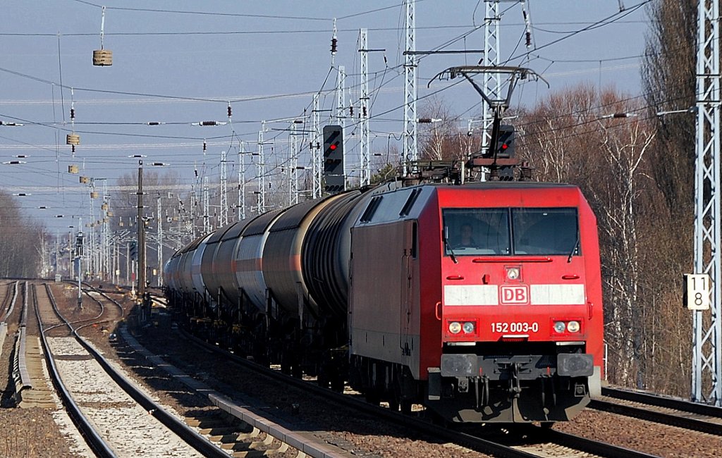 152 003-0 mit Kesselwagenzug (haupschlich Druckgaskesselwagen) am 07.03.12 Berlin-Karow.
