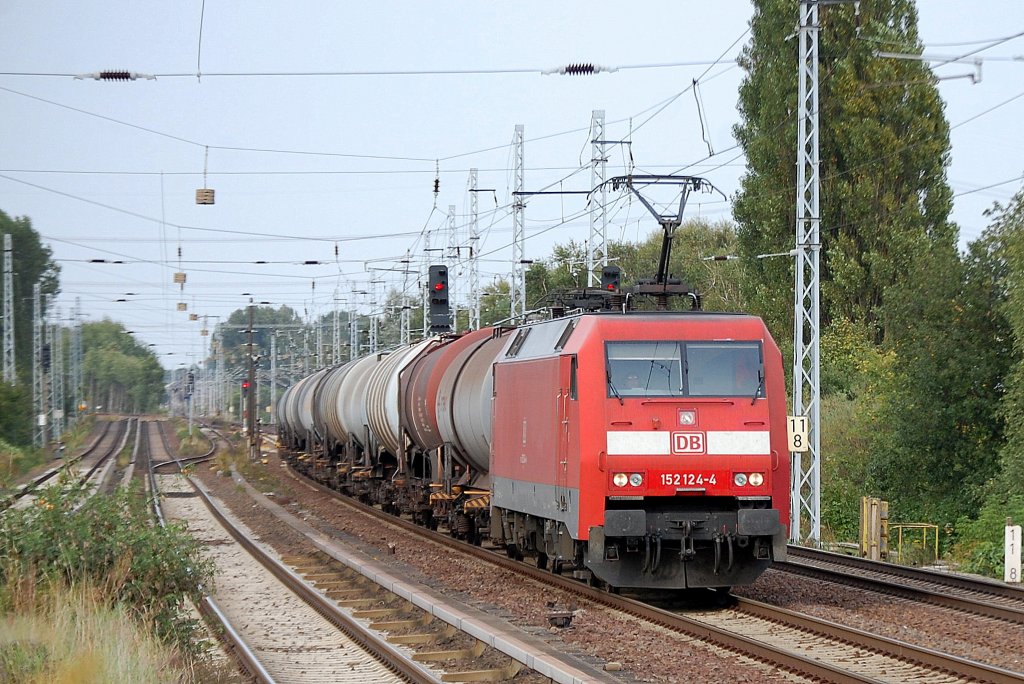 152 124-4 mit Kesselwagenzug am 21.09.12 Berlin-Karow.