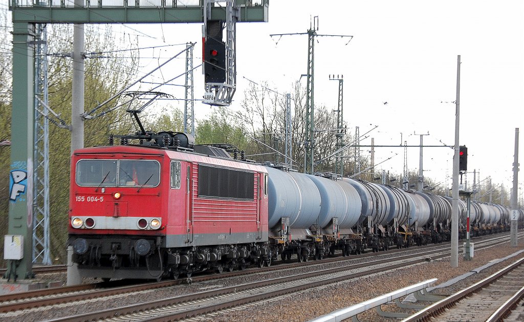 155 004-5 mit einem Kesselwagenzug Richtung Bernau, 08.04.11 Berlin-Blankenburg.