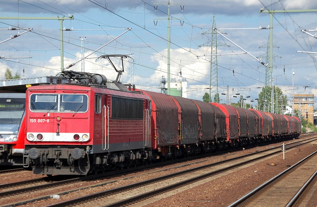 155 007-8 mit einem Zug Coiltransportwagen mit Planenberzug und Teleskopdachwagen bei der Durchfahrt im Bhf. Flughafen Berlin-Schnefeld, 03.09.10