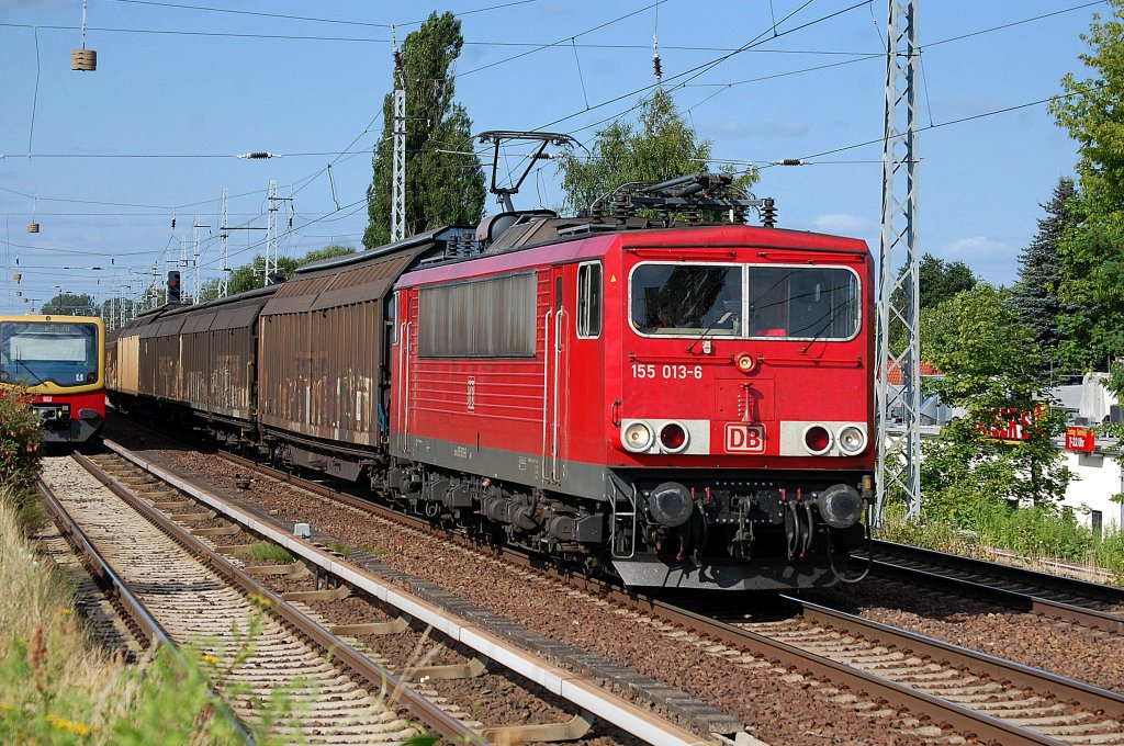 155 013-6 mit Papierzug (Schiebewandwagen) am 10.07.13 Berlin-Karow.
