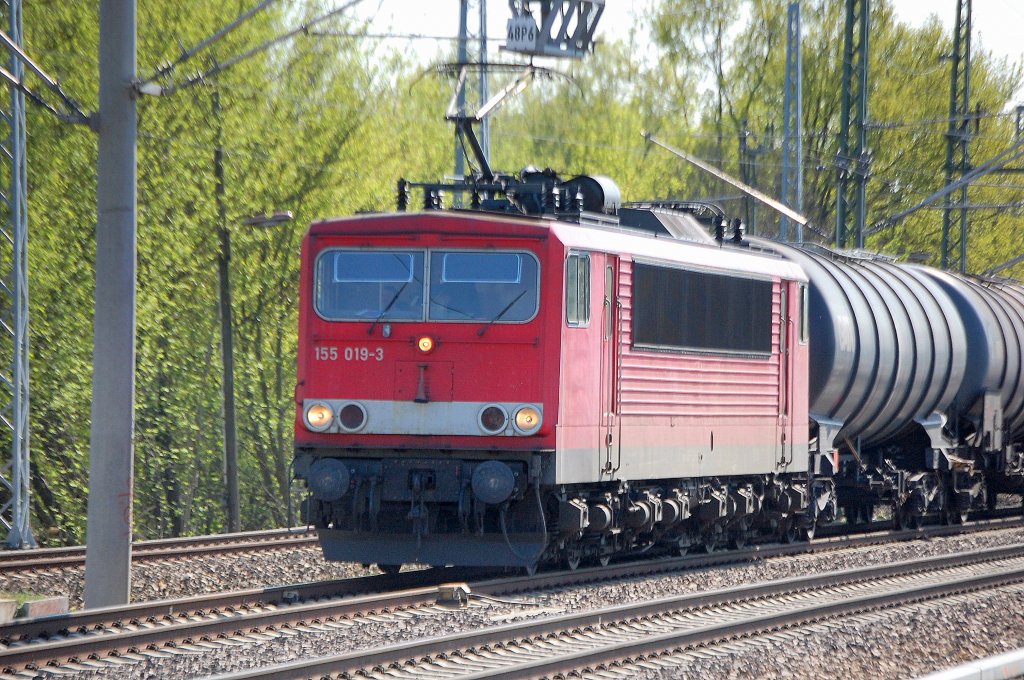 155 019-3 mit einem Kesselwagenzug Richtung Bernau, 21.04.11 Berlin-Blankenburg.
