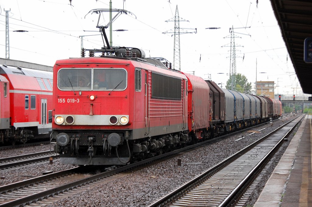 155 019-3 mit einem Zug Coiltransportwagen bei der Durchfahrt im Bhf. Flughafen Berlin-Schnefeld, 02.09.10