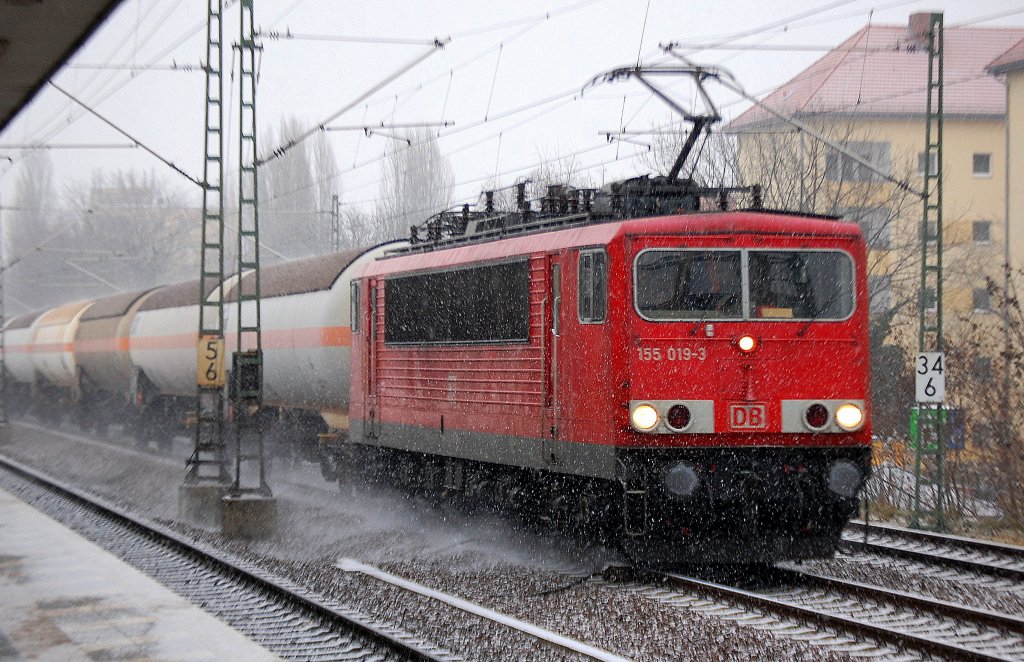 155 019-3 mit Kesselwagenzug Richtung Berlin-Grunewald, 22.12.12 Berlin-Jungfernheide bei starkem Schneefall.