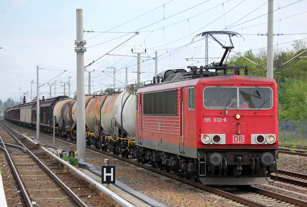 155 032-6 mit gemischtem Gterzug Richtung Innenstadt, 02.05.11 Berlin-Blankenburg.
