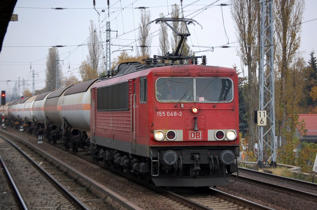 155 048-2 mit Ganzzug Gasdruckkesselwagen am 28.10.11 Berlin-Karow.