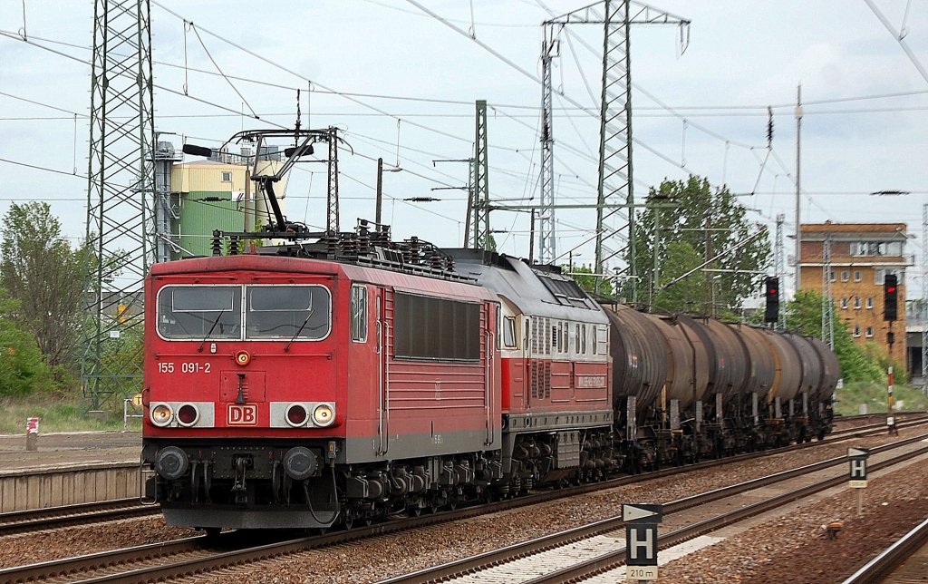 155 091-2 mit East-West Railways Ludmilla 232 105-7 und einigen Kesselwagen am Haken, 10.05.12 Bhf. Flughafen Berlin-Schnefeld.