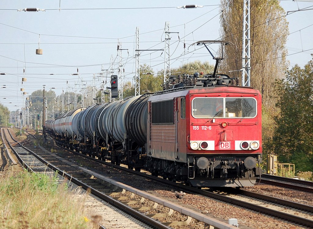 155 112-6 mit gemischtem Kesselwagenzug am 04.10.11 Berlin-Karow.