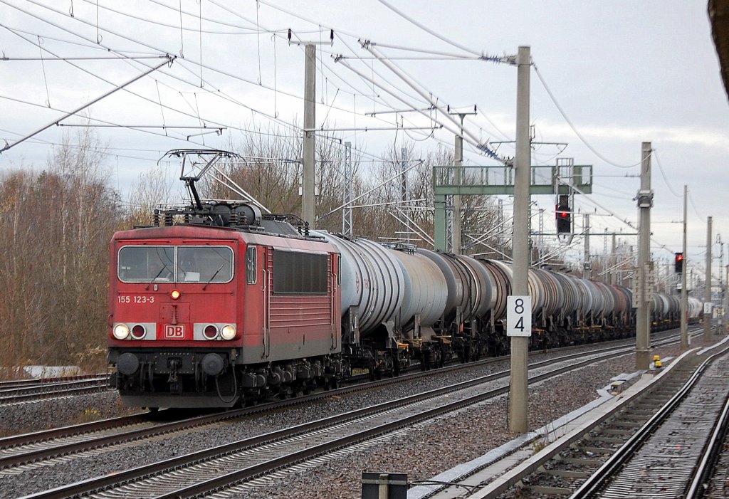 155 123-3 mit einem gemischten Kessel- und Silowagenzug Richtung Berlin-Karow, 13.11.10 Berlin-Blankenburg.