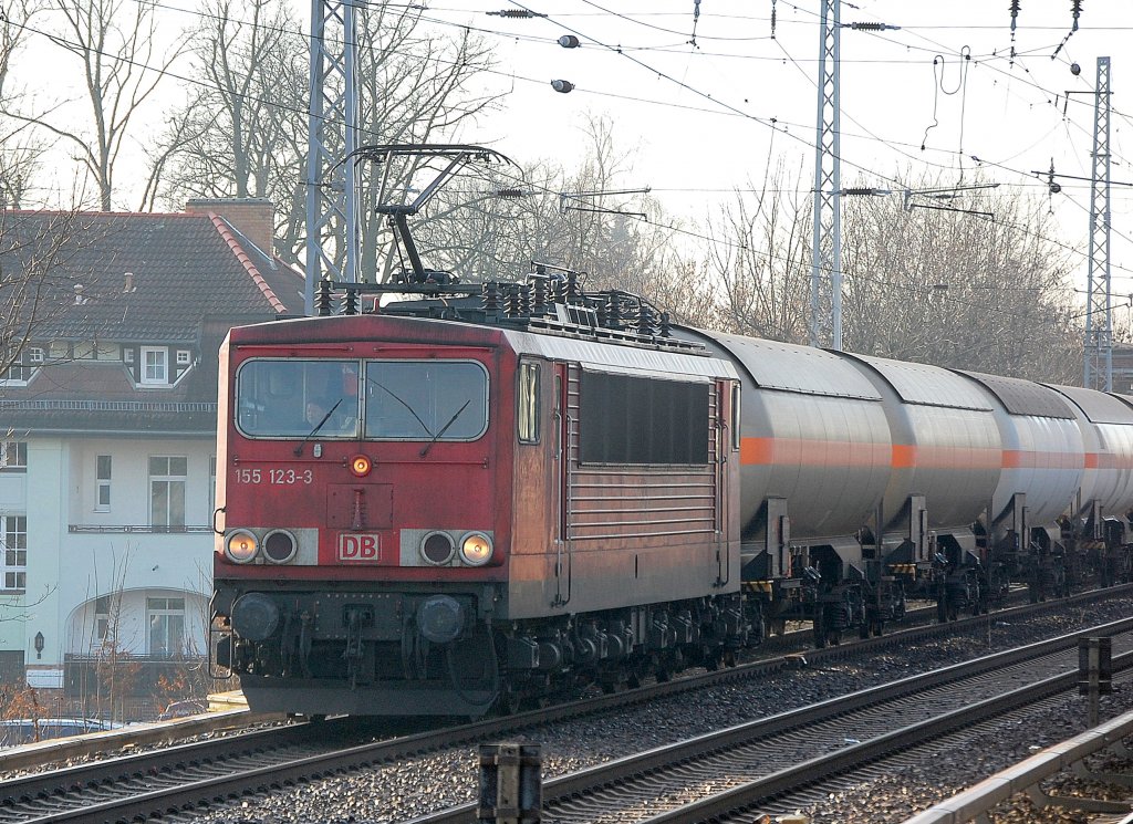 155 123-3 mit gemischtem Kesselwagen Richtung Bernau, 17.01.11 Berlin-Karow.