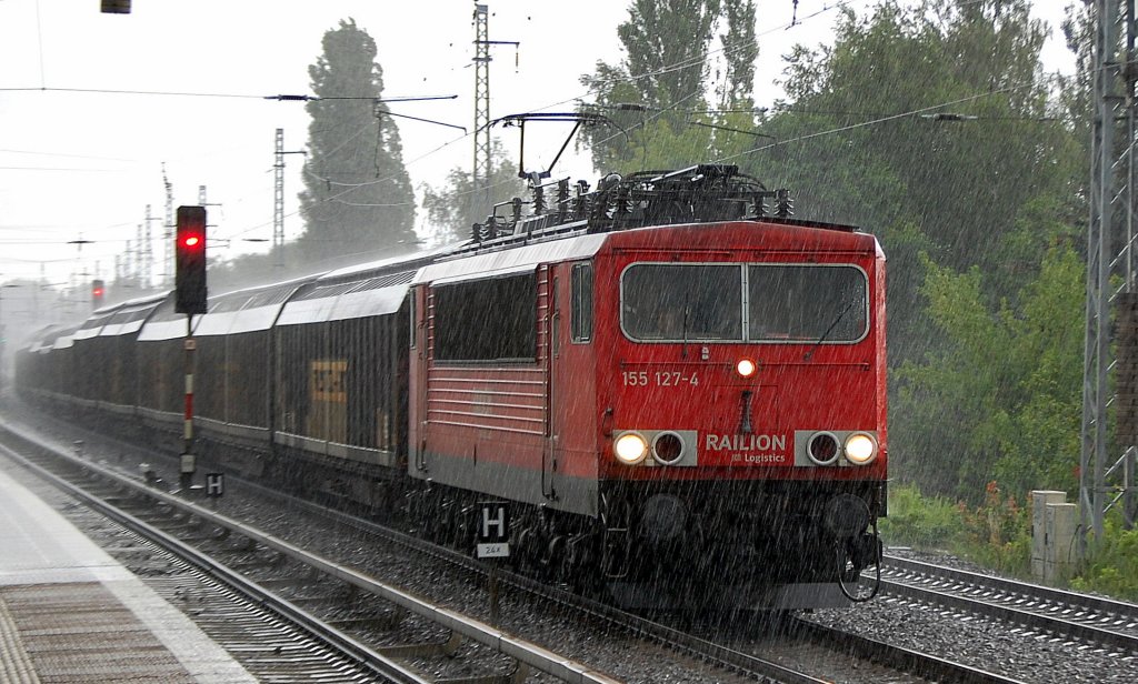 155 127-4 mit Ganzzug Schiebewandwagen am 13.07.12 bei sinflutartigem Regen in Berlin-Karow.