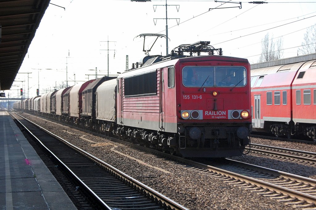 155 131-6 mit einem langen Gterzug fr Stahlcoiltransporte, 22.03.12 Bhf. Flughafen Berlin-Schnefeld.