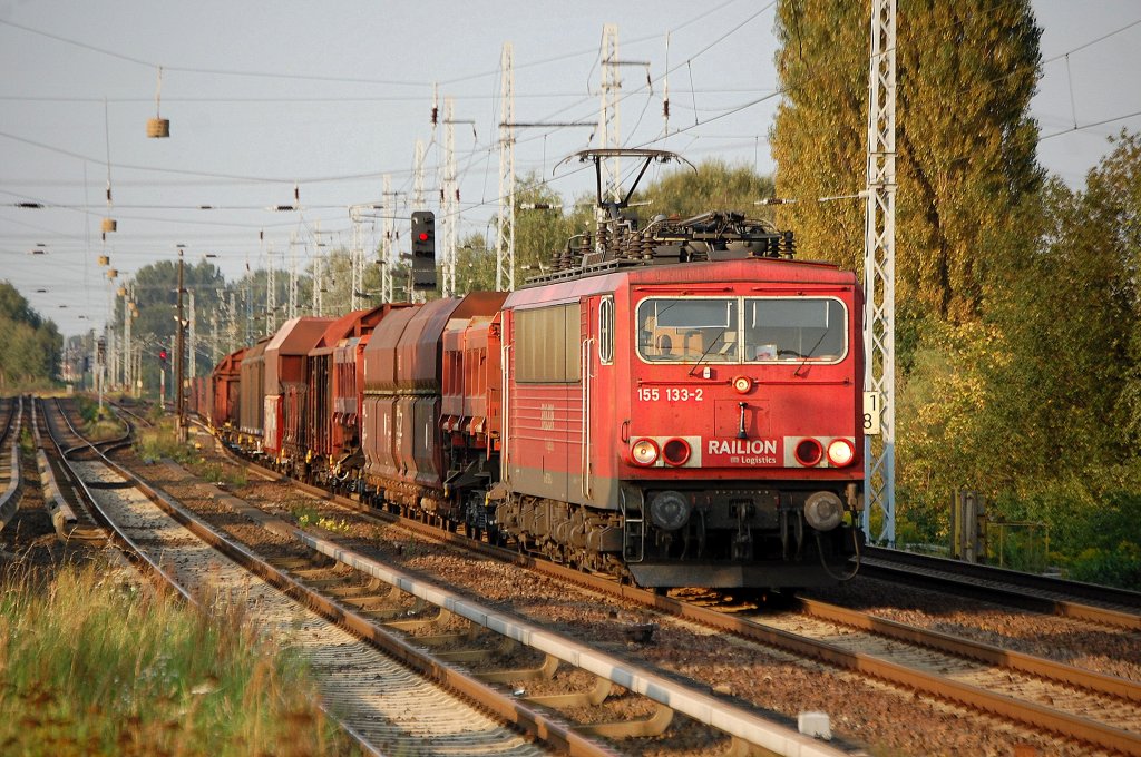 155 133-2 mit einem gemischten Gterzug am 24.08.11 Berlin-Karow.