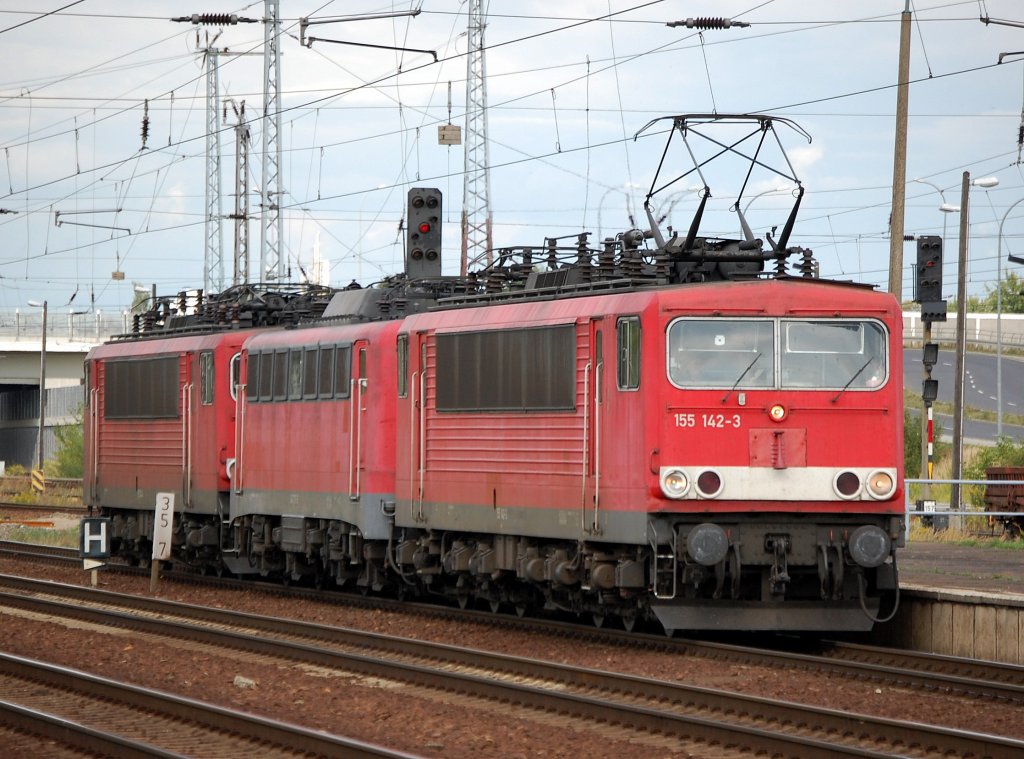155 142-3 mit Lokzug 140r + 155r am Haken, 17.08.08 Bhf. Flughafen Berlin-Schnefeld.