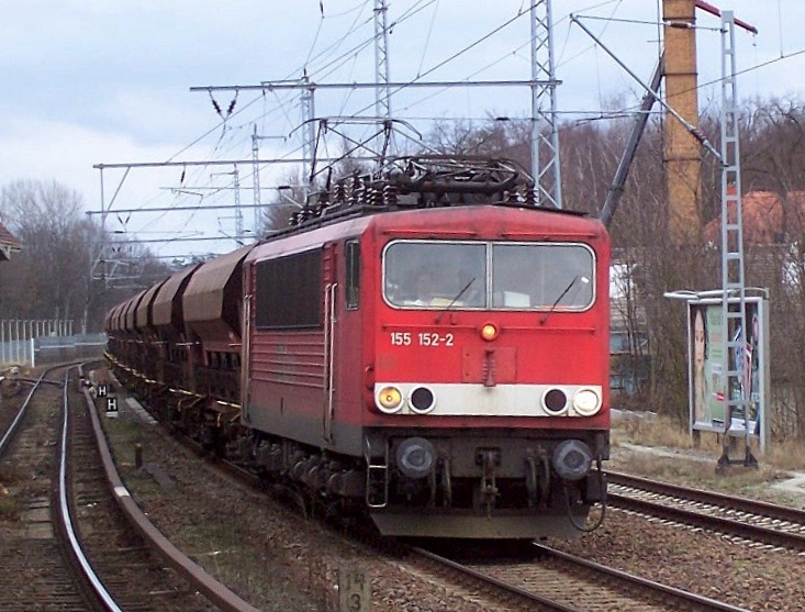 155 152-2 mit einem Ganzzug Schttgutwagen Richtung Berlin-Karow, Winter 07/08 Berlin-Buch.
