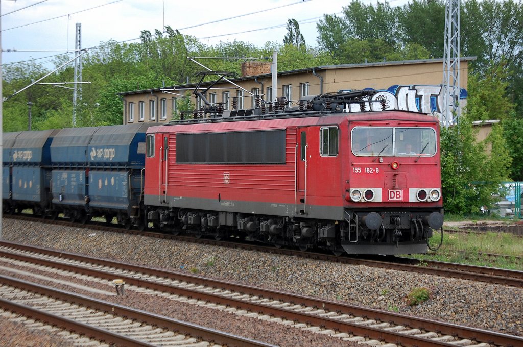 155 182-9 mit Ganzzug polnischer Schttgutwagen am 15.05.12 Berlin-Blankenburg.