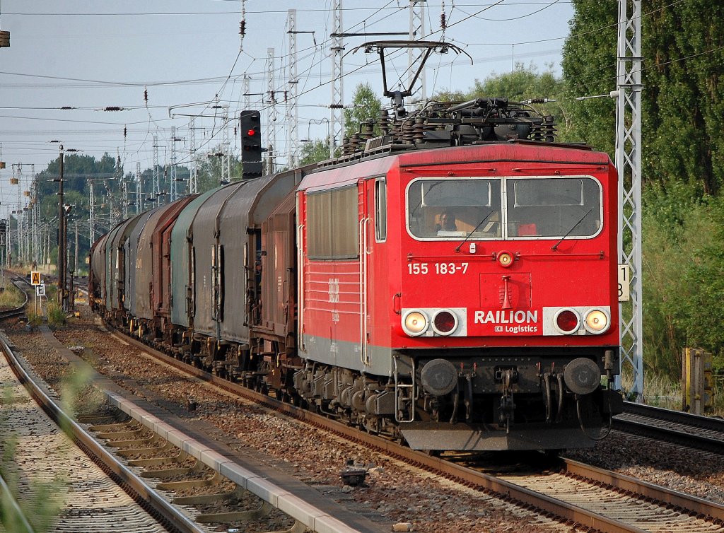 155 183-7 mit einem Zug Teleskopdach- und Schiebeplanenwagen fr Coiltransporte, 01.07.10 Berlin-Karow.