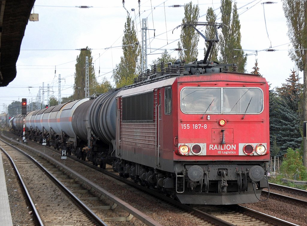 155 187-8 mit gemischtem Kesselwagenzug am 23.09.11 Berlin-Karow. 
