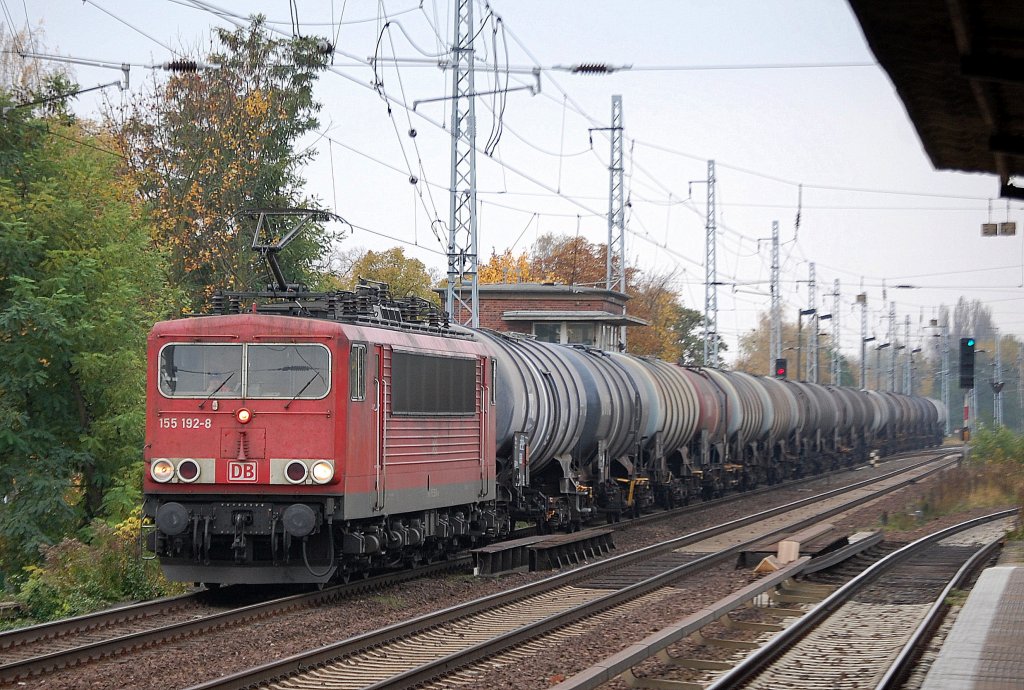 155 192-8 mit Kesselwagenzug Richtung Bernau, 28.10.11 Berlin-Karow.