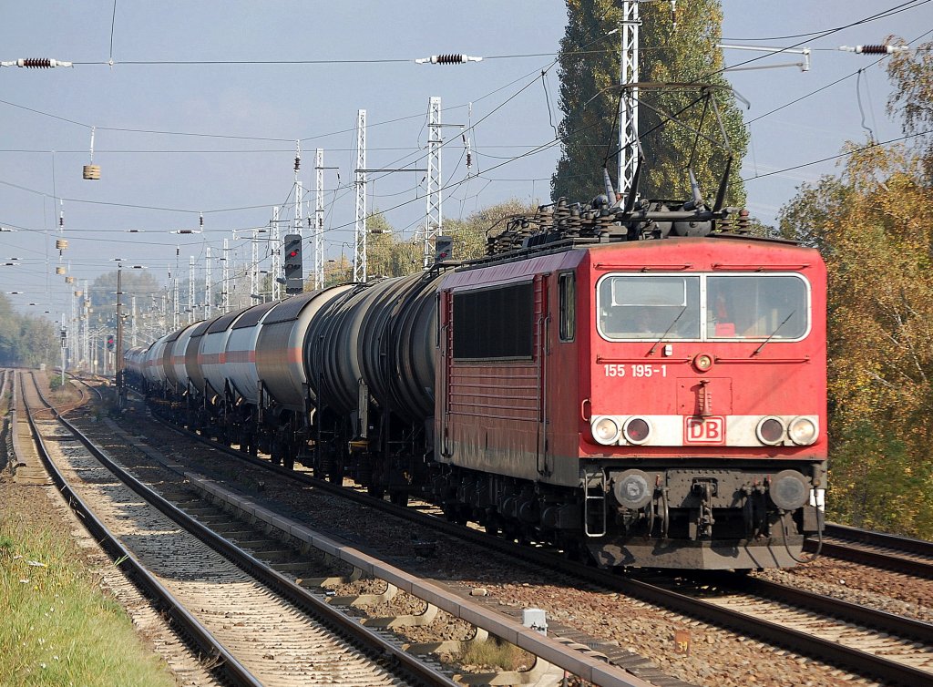155 195-1 mit Kesselwagenzug, 12.10.10 Berlin-Karow.