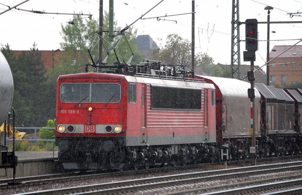 155 199-3 fhrt zum Kurzhalt bei strmenden Regen mit einem Zug Coiltransportwagen im Bhf. Flughafen Berlin-Schnefeld ein, 02.09.10