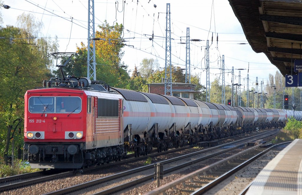 155 212-4 mit einem gemischten Kesselwagenzug Richtung Bernau, 12.10.11 Berlin-Karow.
