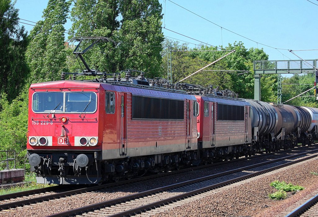 155 229-8 hat eine 155r und Kesselwagenzug am Haken Richtung Nordosten, 15.05.13 Berlin-Jungfernheide.