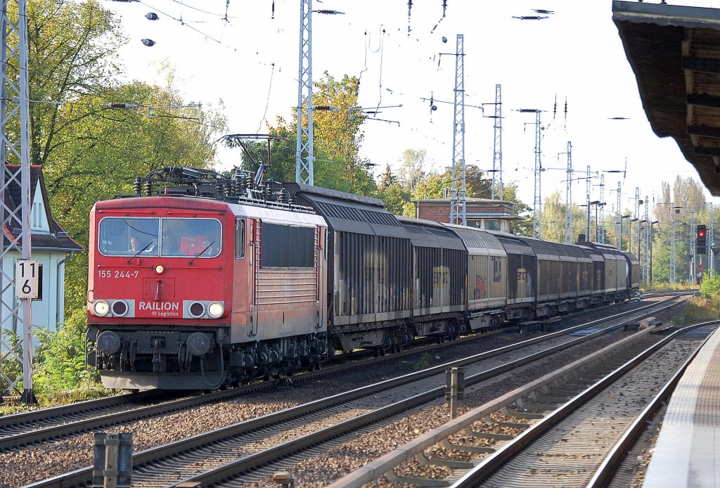 155 244-7 mit einem Zug Schiebewandwagen Richtung Bernau, 12.10.11 Berlin-Karow.