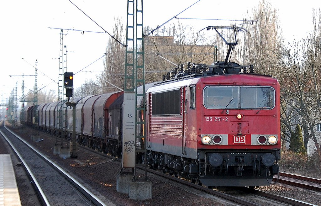 155 251-2 mit Gterwagenzug fr Stahlcoils auf dem von Gterzgen in letzter Zeit nur selten benutzten Berliner Innnenring Richtung Berlin-Grunewald am 31.01.13 Hhe Berlin-Jungfernheide.