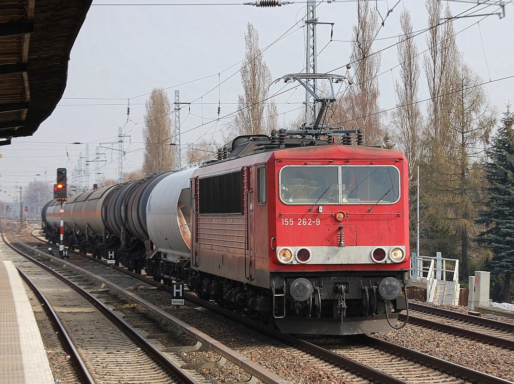 155 262-9 mit einem Silo- und Kesselwagenzug Richtung Karower Kreuz Berlin, 06.04.10 Berlin-Karow.