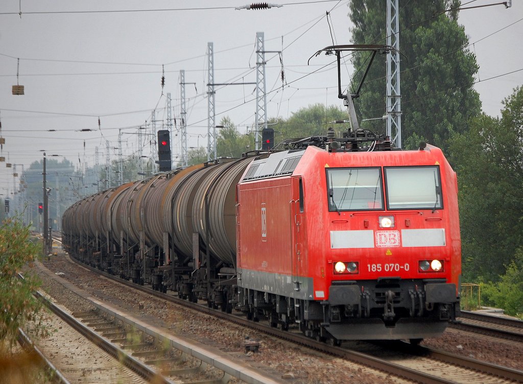 185 070-0 ist eine von den Loks die an die RBH vermietet ist, hier mit Kesselwagenzug Richtung karower Kreuz Berlin am 06.08.09