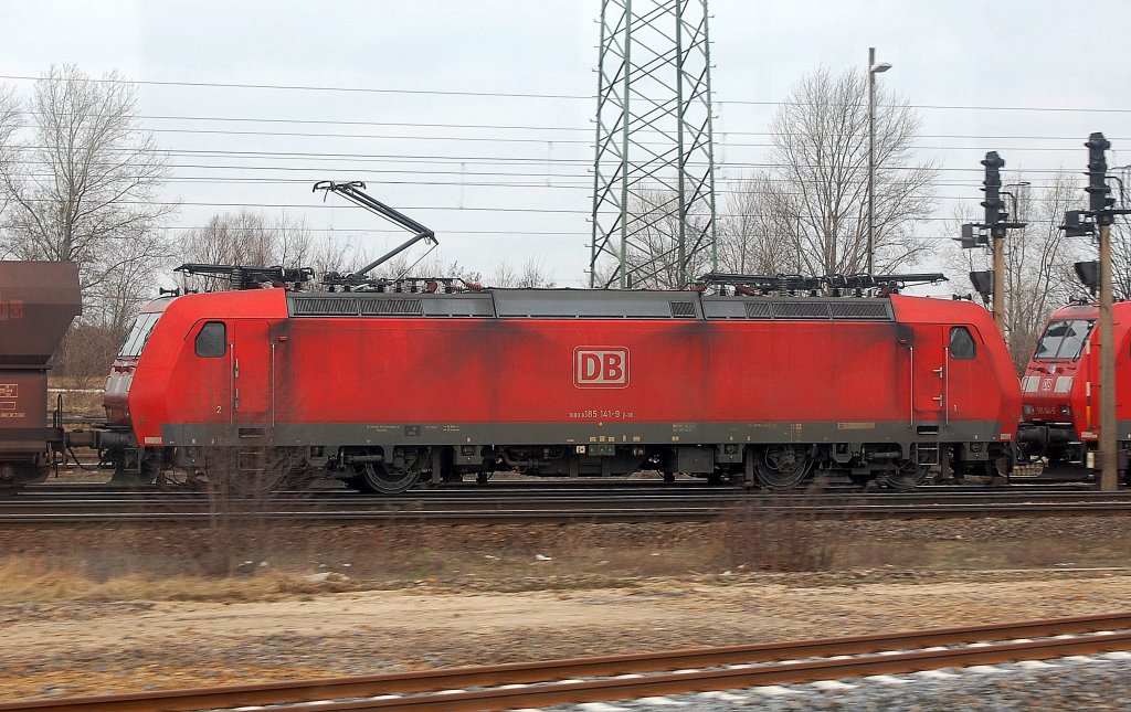 185 141-9 (91 80 6185 141-9 D-DB), die zweite Lok hinter der 185 044-5 als Doppeltraktion mit ganzzug Selbstentladewagen am 07.02.11 Berlin-Schnefeld. (Bild aus dem S-Bahnfenster heraus)